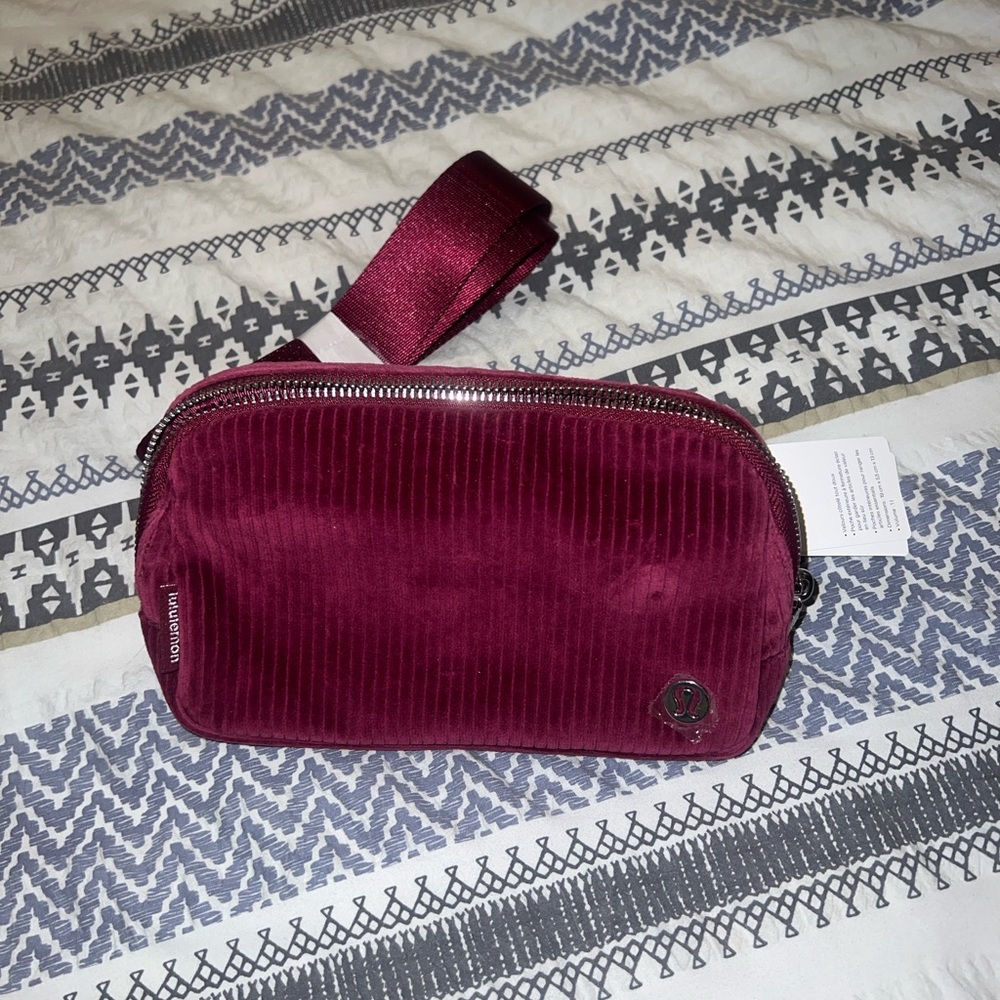 Lululemon Everywhere Belt Bag 1L Corduroy- Deep Luxe/Silver